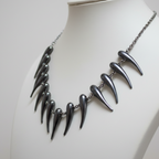 Collar de garras en maniquí - close-up lateral