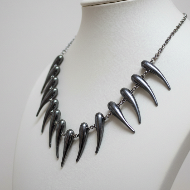 Collar de garras en maniquí - close-up lateral